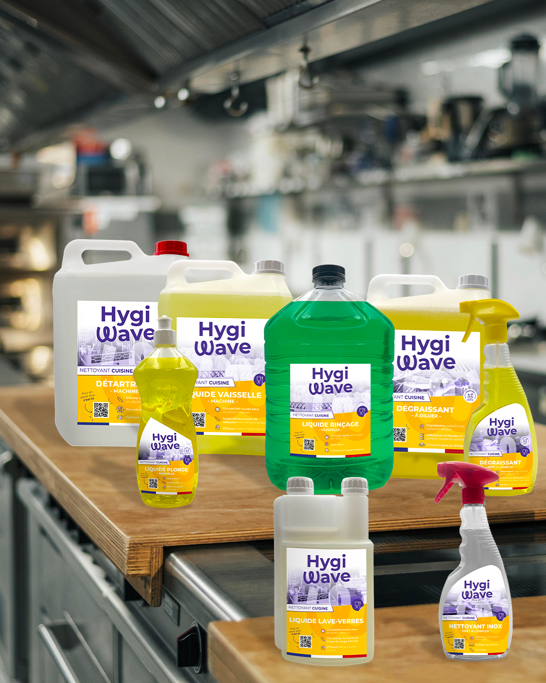 Les 8 produits cuisine de la marque Hygiwave posés sur un plan de travail dans une cuisine professionnelle